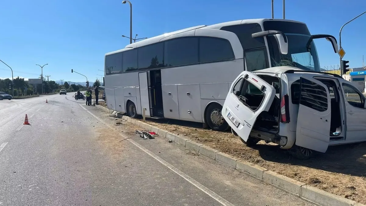 Tur otobüsü ile hafif ticari araç kafa kafaya çarpıştı: 1 ölü