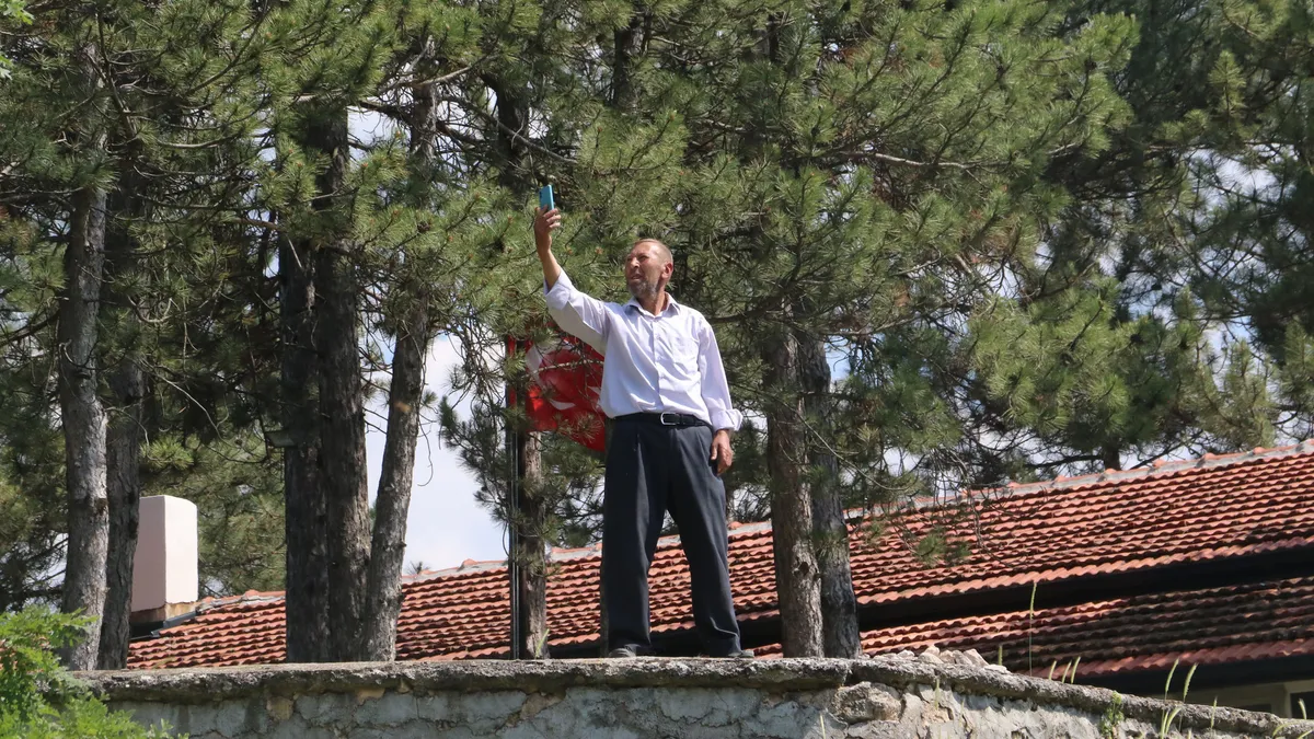 SON DAKİKA… Uzmanlar bile sebebini bulamadı! Bu köyde herkes ya çatıda ya minarede: Eşimi sokak sokak arıyorum…