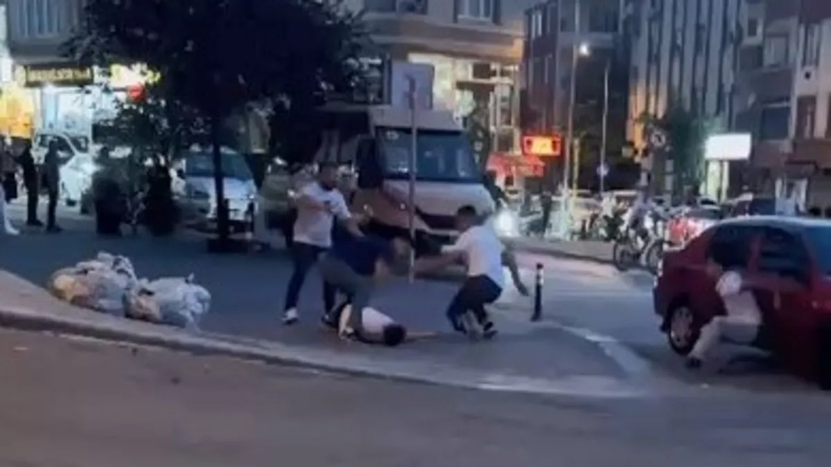 Gaziosmanpaşa'da sokak ortasında dehşet: Kavga anı kamerada!