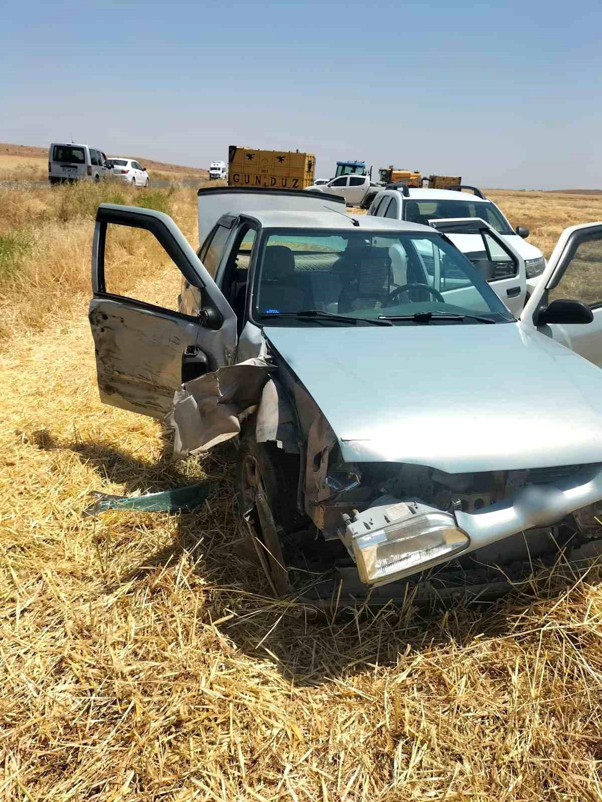 Diyarbakır'da traktörle otomobil çarpıştı: 3 yaralı