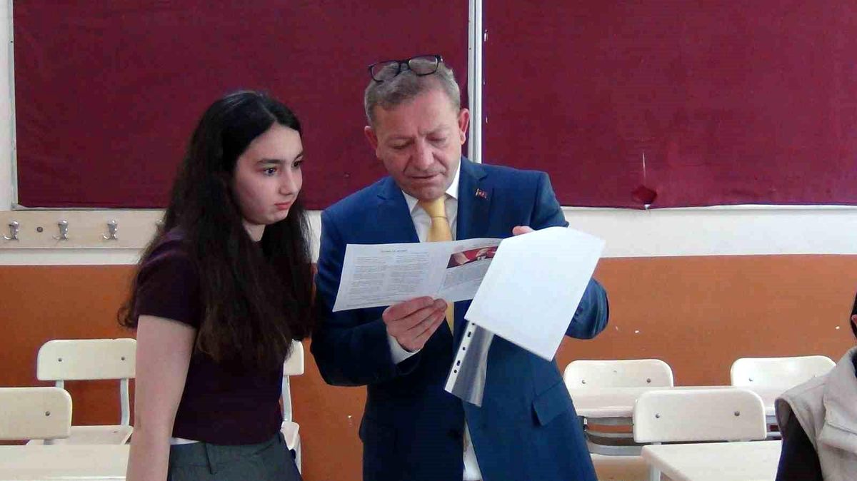 Kars'ta 53 bin 676 öğrenci karne sevinci yaşadı, yaz tatili başladı