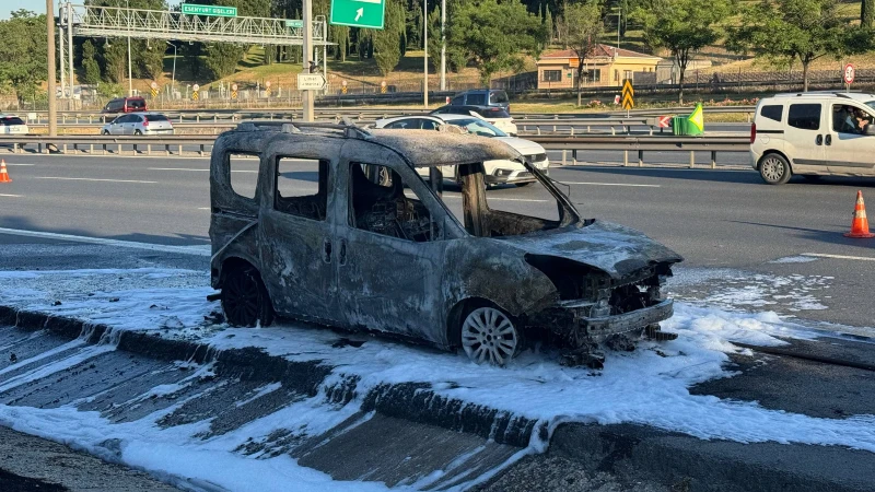 Esenyurt'ta hafif ticari araçta yangın: Ekiplerin müdahalesiyle söndürüldü