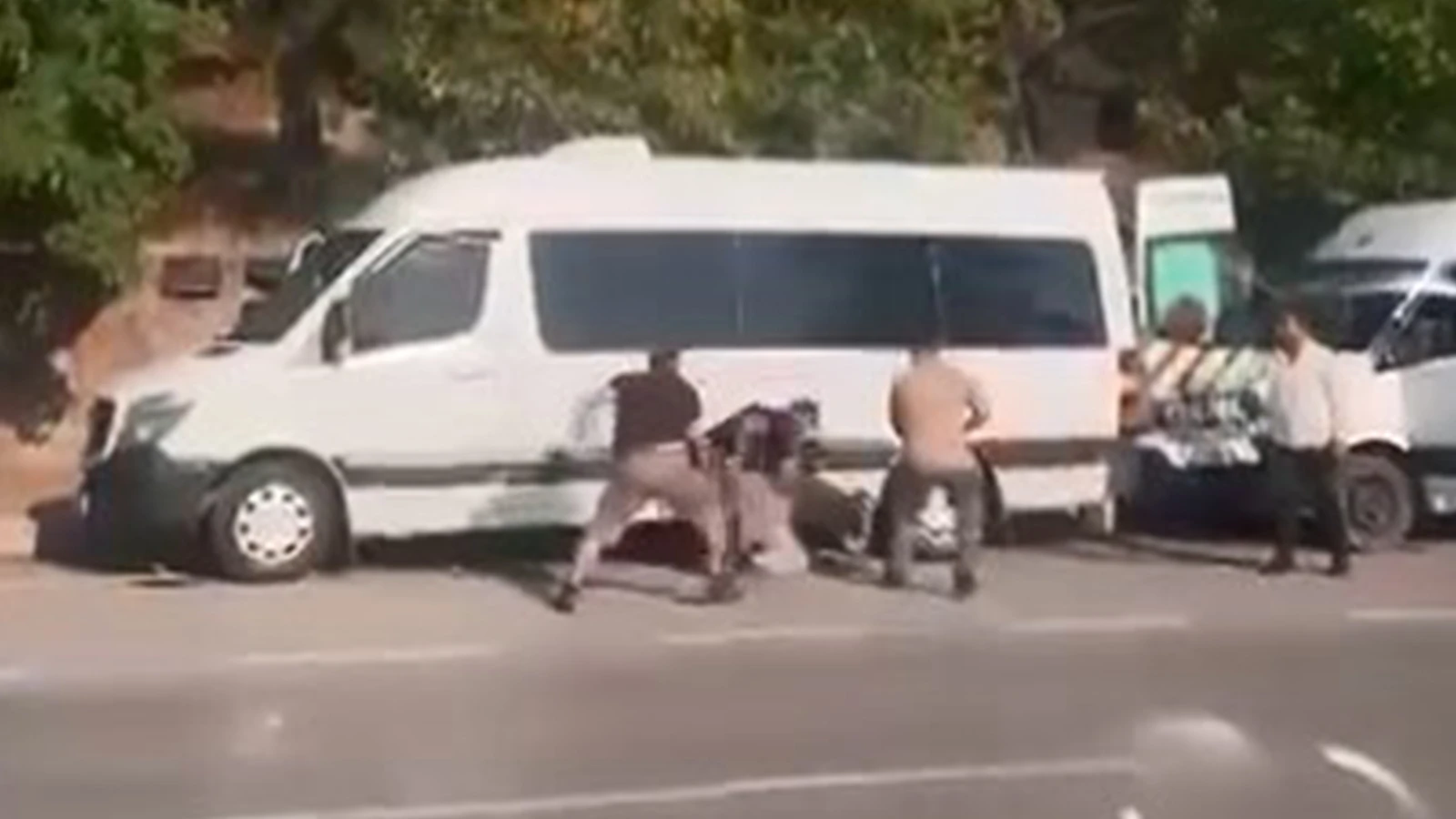 Trafikte tartıştıkları kişiyi sopayla dövdüler: 4 gözaltı