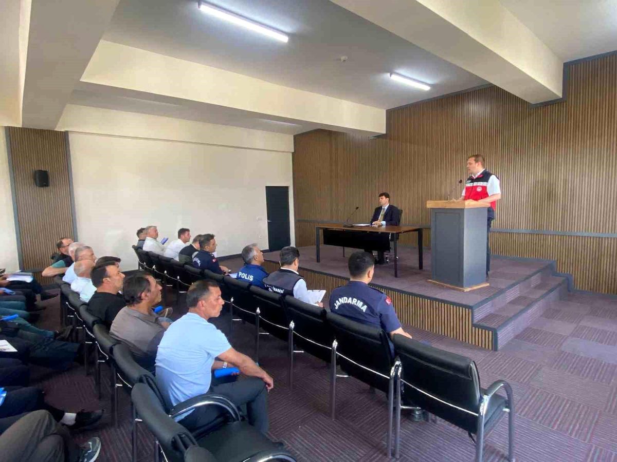 Gediz'de biçerdöver hizmetleri ve anız yangınlarına karşı bilgilendirme toplantısı