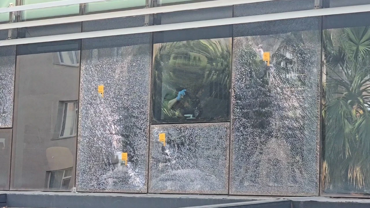 Beykoz'da korku dolu anlar! iş merkezine ateş açıp motosikletle kaçtılar!