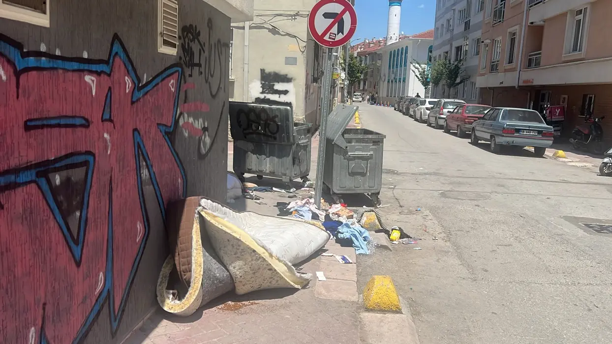 CHP'li belediye hizmette sınıfta kaldı! Vatandaş isyan etti: Kokudan duramıyoruz