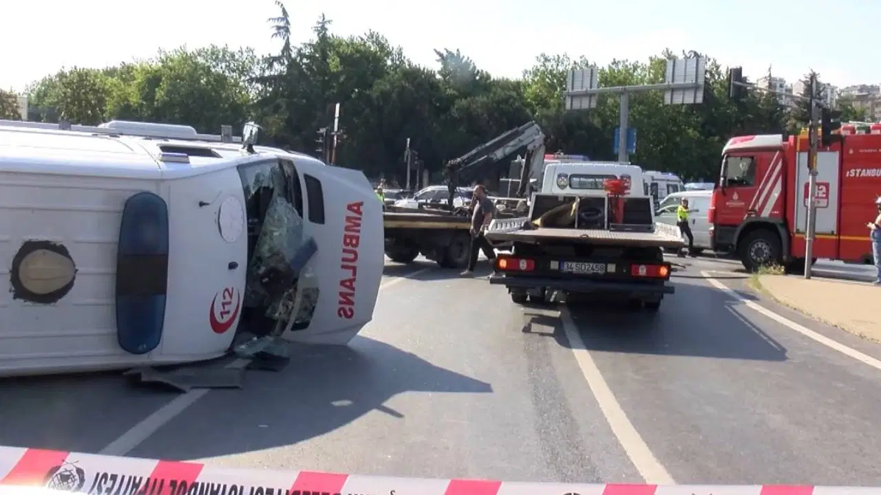 Kağıthane'de ambulans ile motosiklet çarpıştı: 3'ü sağlık çalışanı 4 yaralı