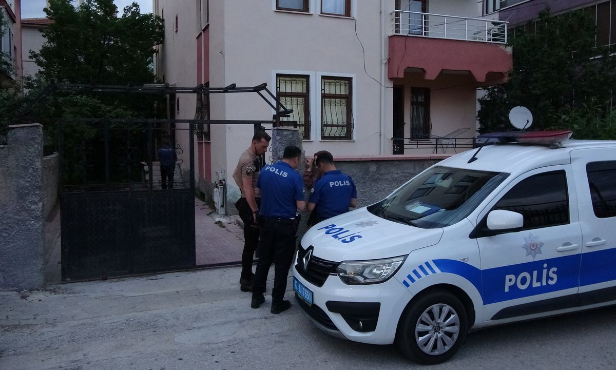 Uzaklaştırma kararı olan koca, çocuklarının gözü önünde eşini boynundan bıçakladı
