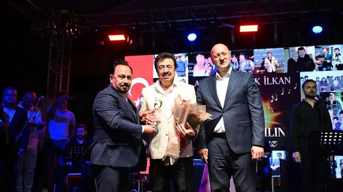 Şair ve şarkı sözü yazarı Ahmet Selçuk İlkan, 50’nci sanat yılını memleketinde kutladı
