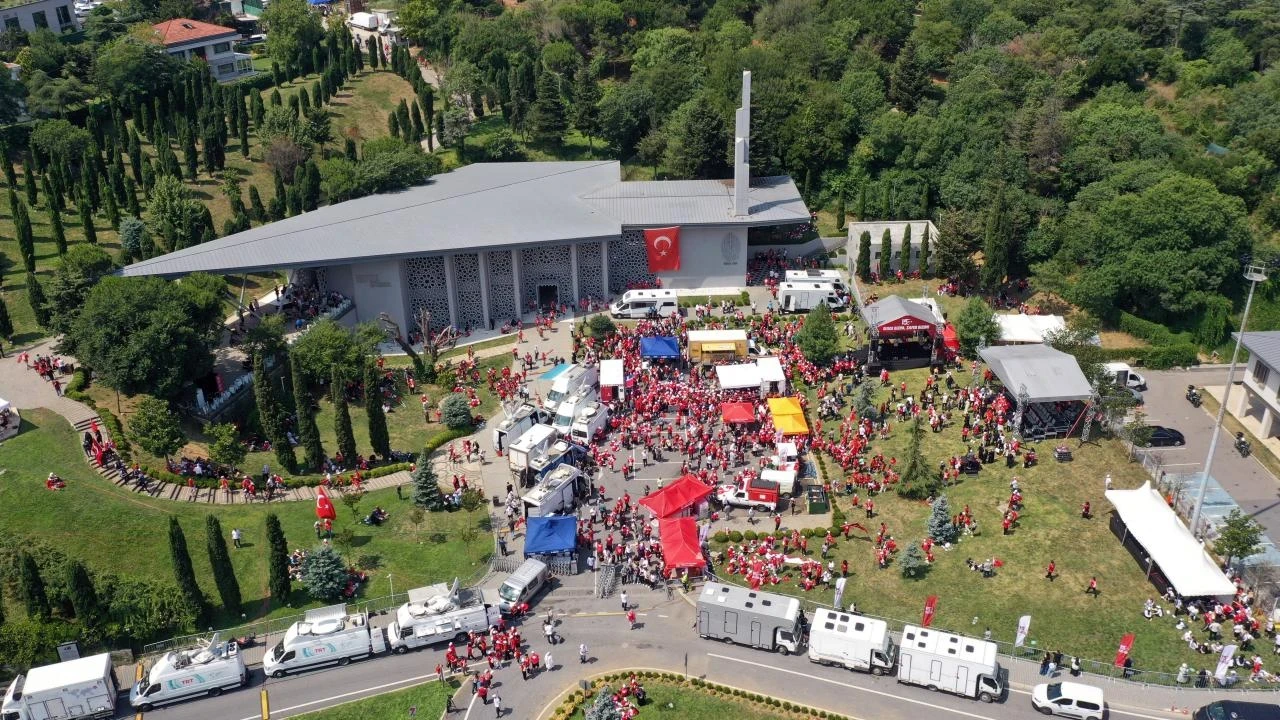 15 Temmuz'un 10. yılında anma noktalarına yoğun ilgi: Şehitler Makamı ve Hafıza Müzesi ziyaretçi akınına uğradı