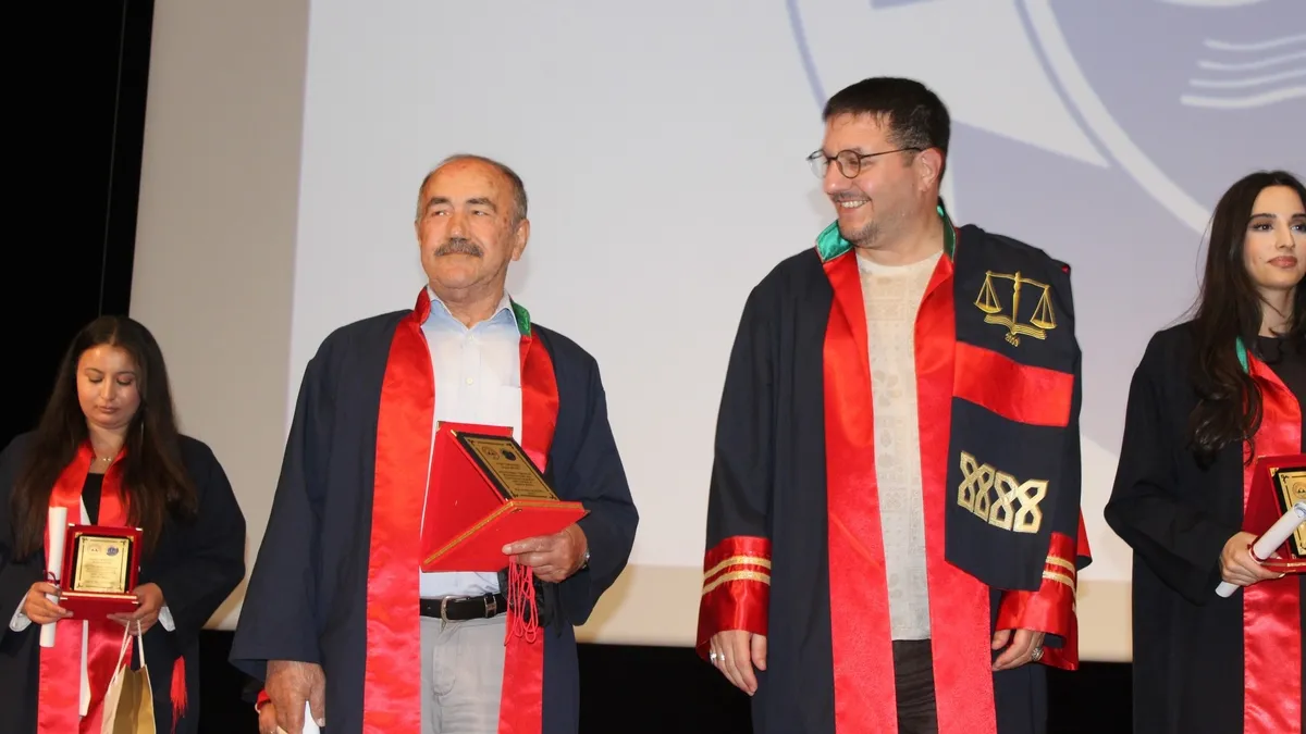 40 yıl öğretmenlik yaptı, öğrencilik hayatına geri döndü: 79 yaşında avukat oldu