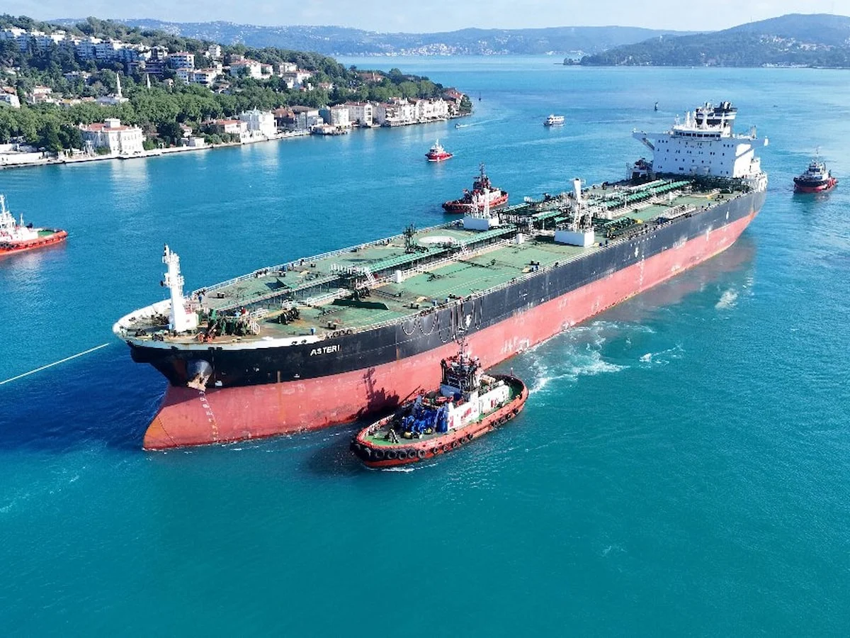 Ukrayna saldırısında hasar gören dev tanker İstanbul Boğazı'ndan geçirildi