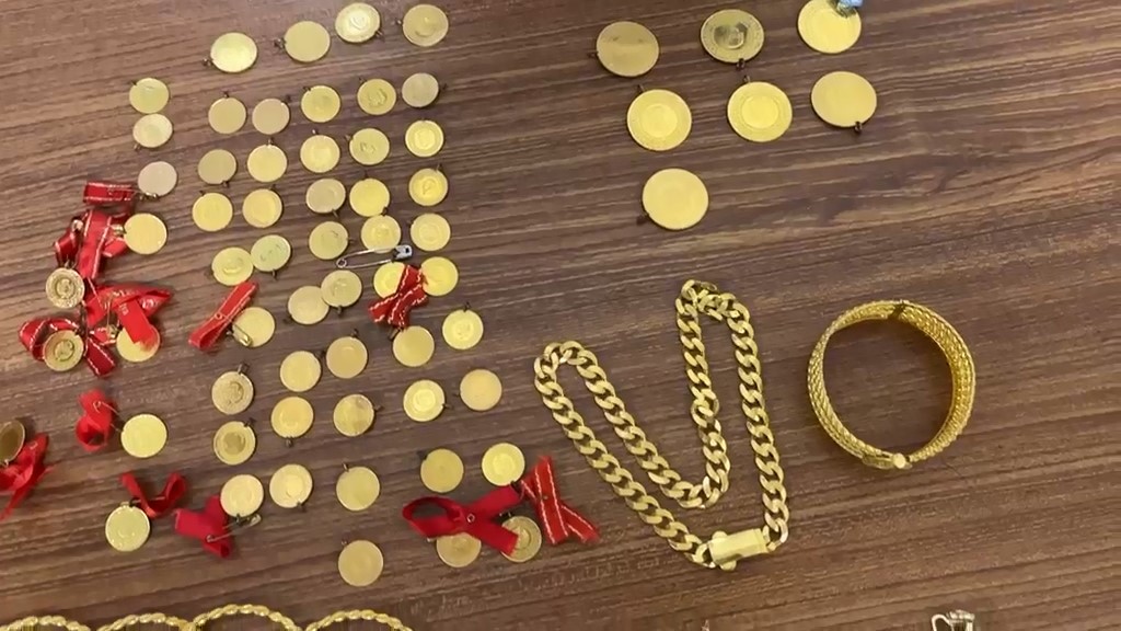 Apartmanın önünde servet buldu, polise teslim etti