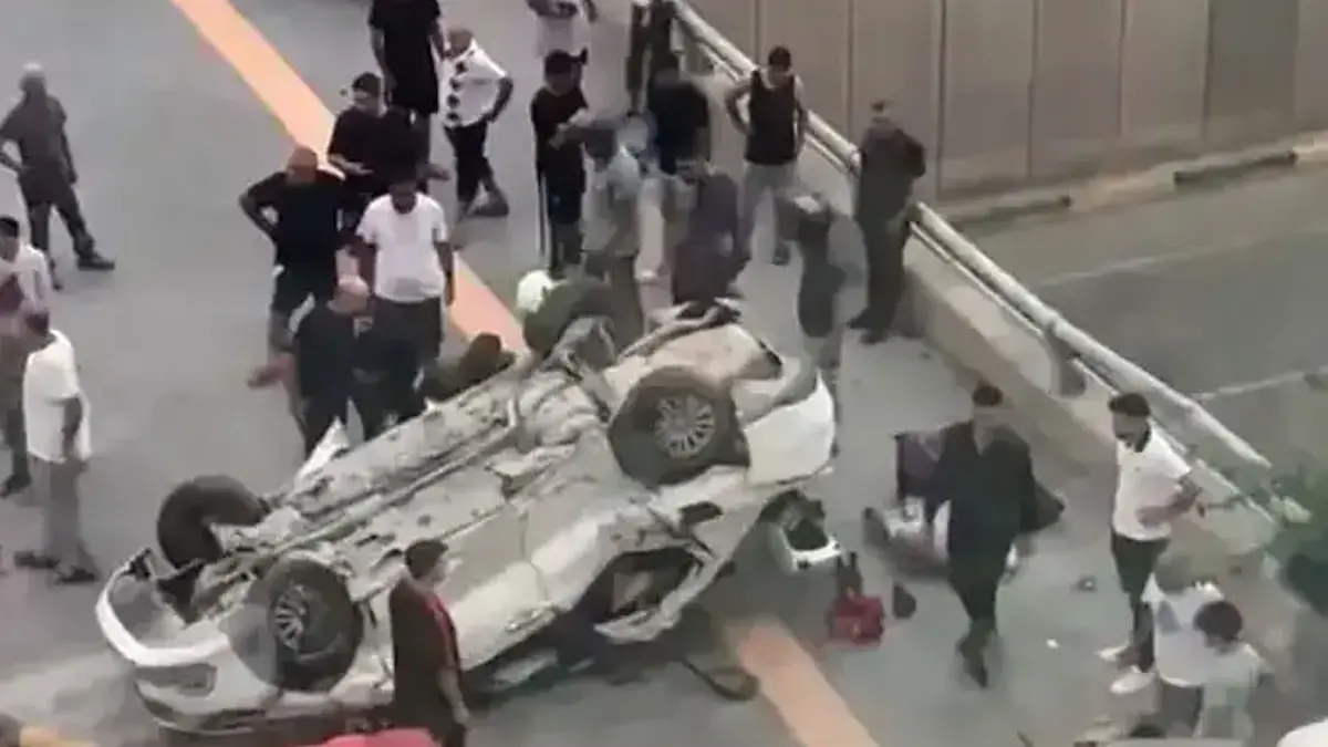 Hatay'da bariyerlere çarpan otomobil devrildi: 2 kişi can verdi