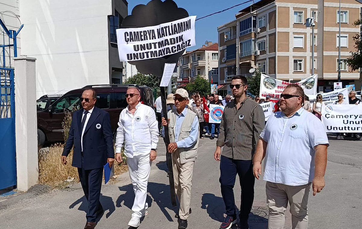 Edirne'de Yunanistan Konsolosluğu önüne 'Çamerya soykırımını unutmadık' yazılı çelenk bıraktılar