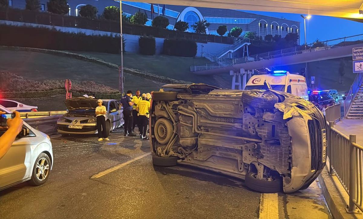 Bakırköy'de hafif ticari araçla otomobilin çarpıştığı kazada 5 kişi yaralandı