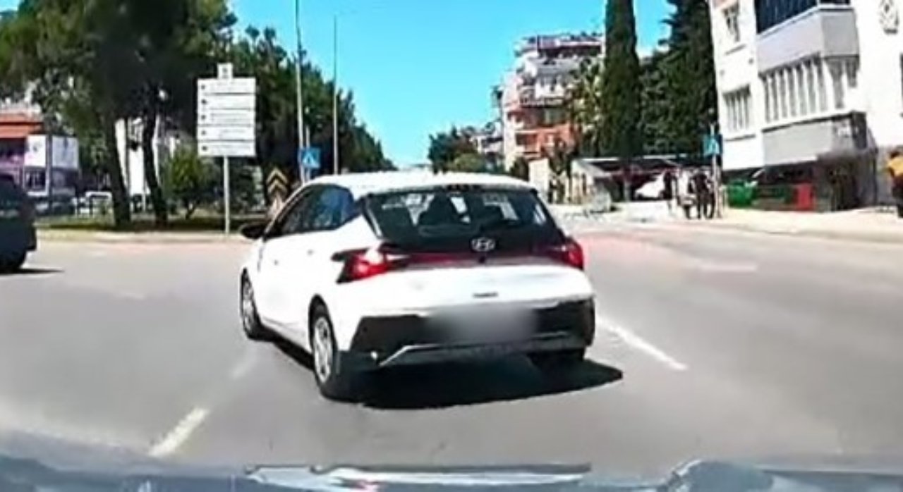 En sağdan en sola ani geçiş! Samsun'da trafiği tehlikeye atan manevra kamerada