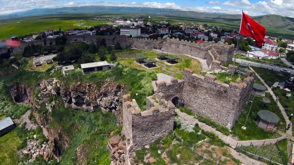 Ardahan Kalesi tarih ve doğa tutkunlarını bekliyor