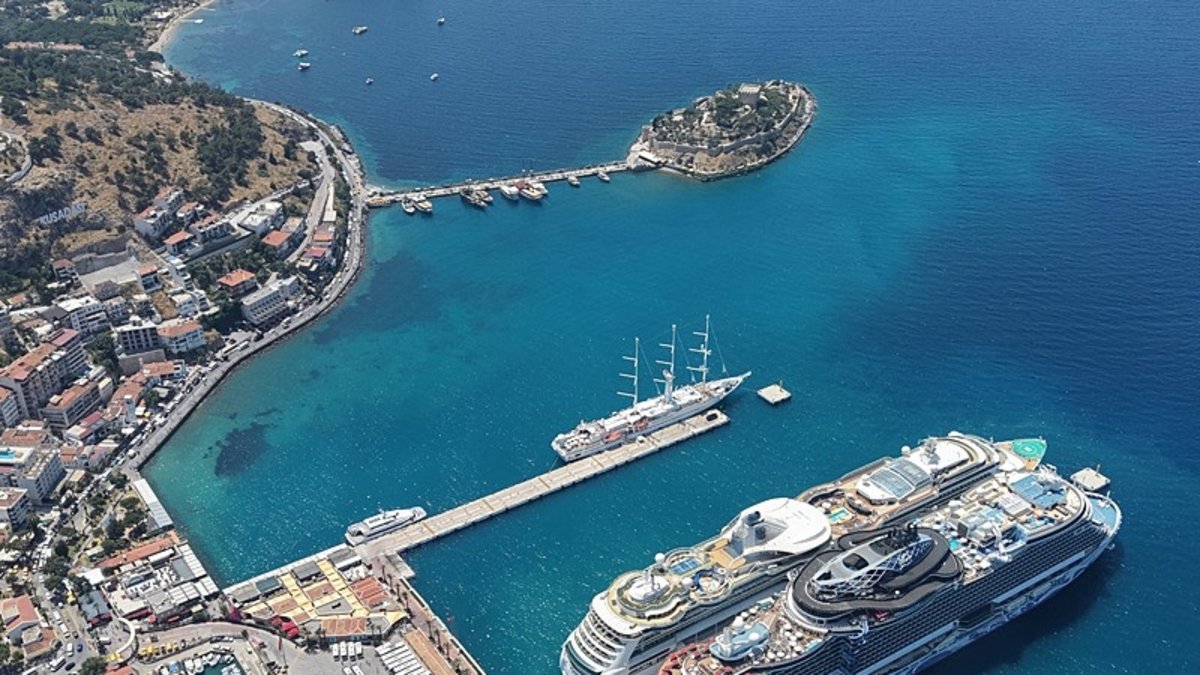 Kuşadası'na 4 kruvaziyer demir attı! 8 bin turist geldi