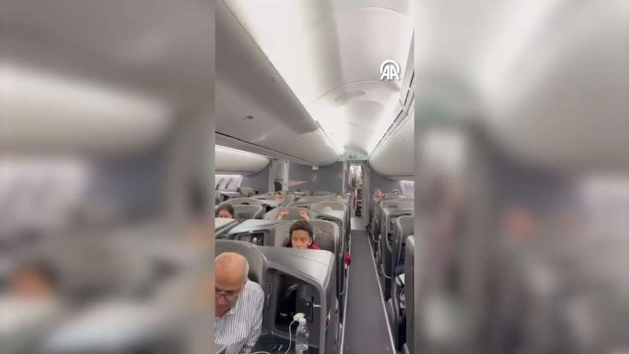 Milletler Ligi şampiyonu Filenin Sultanları için yurda dönüşlerinde özel bir tebrik anonsu yapıldı