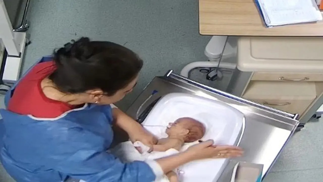 Yeni doğan bebeğe şiddet uygulayan hemşire hakim karşısında