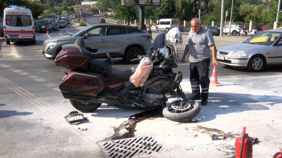 Kağıthane'de ambulans ile motosiklet çarpıştı: 4 yaralı