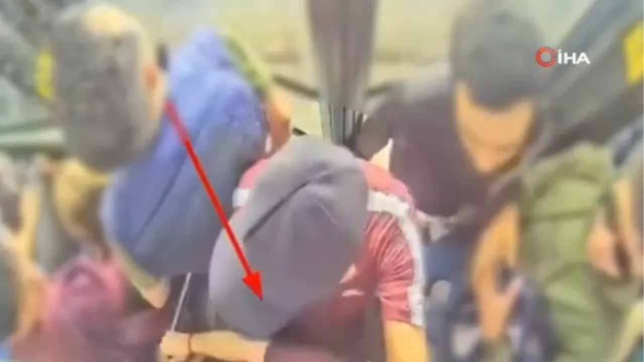 Metrobüste yankesicilik anı kamerada! Cep telefonunu saniyeler içinde çaldı