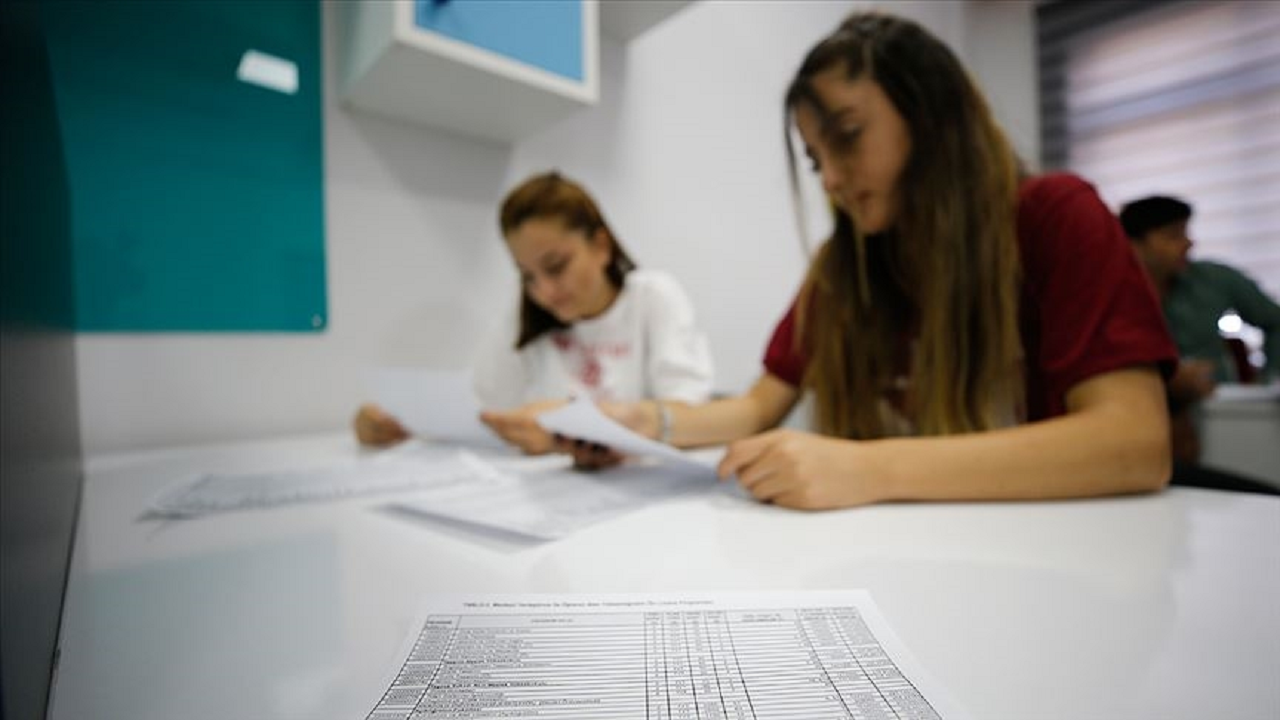 Zirvede sıra savaşı, aşağıda seçicilik krizi