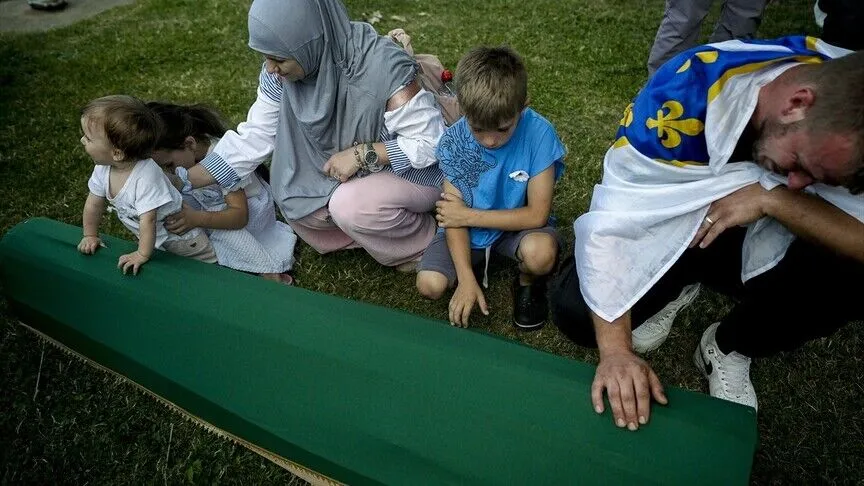 Srebrenitsa'daki soykırım kurbanlarından 10'unun cenazesi defnedilecekleri anıt mezarlığa taşındı