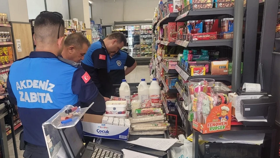 Mersin'de zabıtadan kaçamadılar: Şikayet edilen ünlü markette tam 135 bayat ürün ele geçirildi