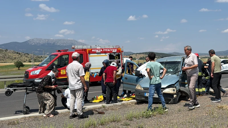 Konya'da hafif ticari araç ile otomobil çarpıştı: Beş kişi yaralandı