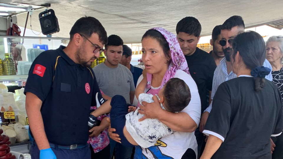 4 yaşındaki Ömer'e pazarda yorgun mermi isabet etti