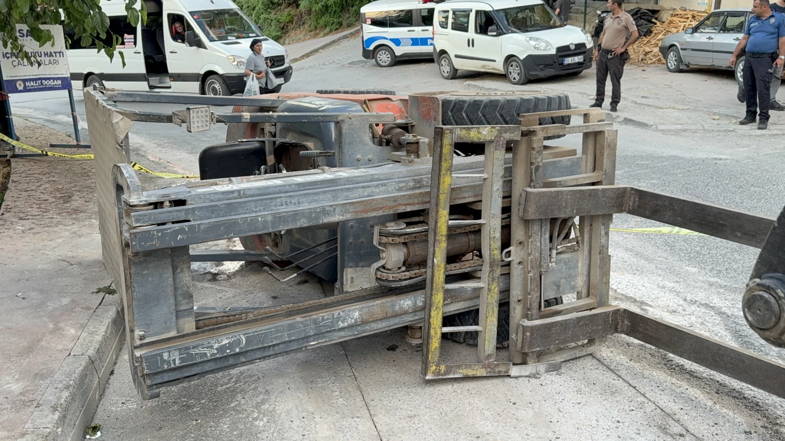 Forklift rampa aşağı inerken devrildi: Yaralılar var