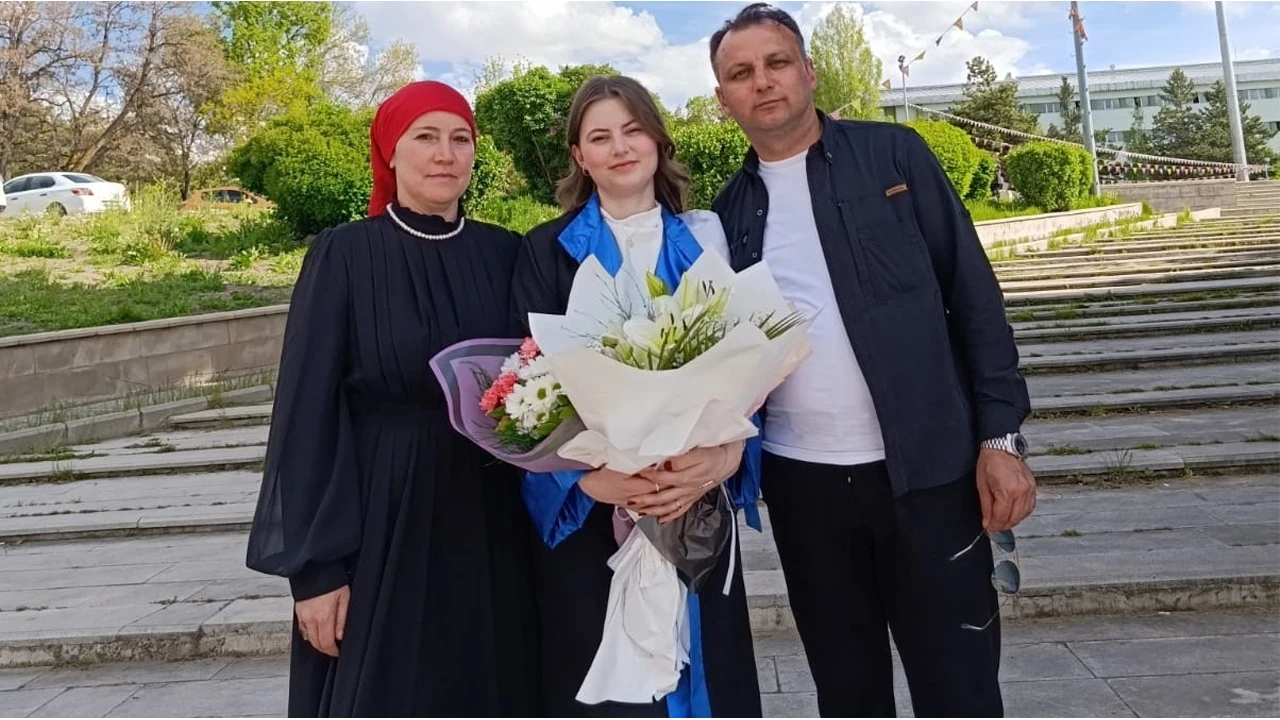 AÜHF’de mezuniyet gururu: Gizem Karagöz diplomasını aldı