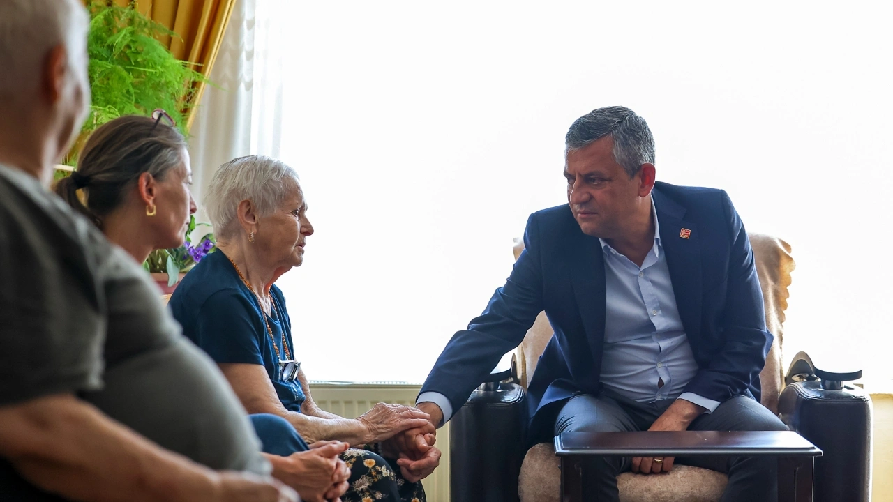 Özgür Özel, şair Ahmet Telli'nin ailesini ziyaret etti