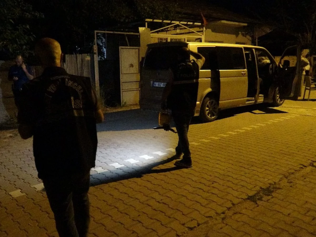 Malatya'da iki oğluyla gittiği ev baskınında bıçaklandı