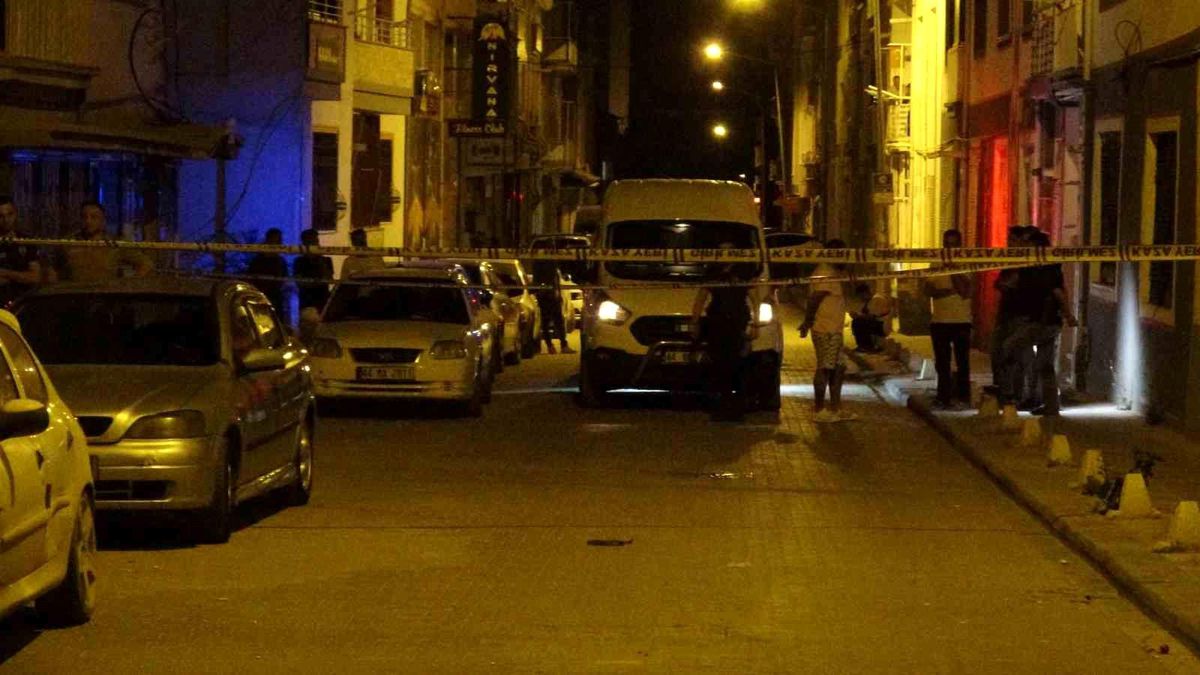 Ağır hasarlı binanın çatısından düşen kişi hayatını kaybetti