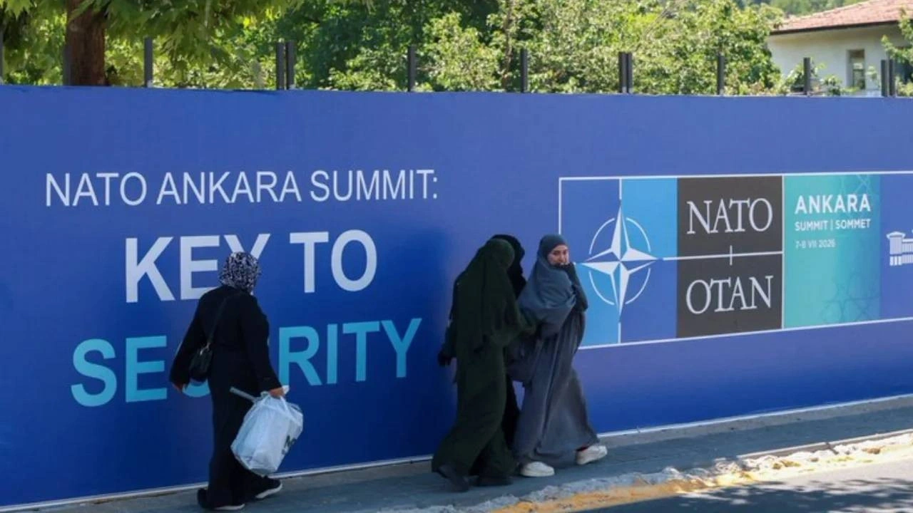 İngiliz basını NATO Zirvesi'ni bu kareyle dünyaya anlattı!