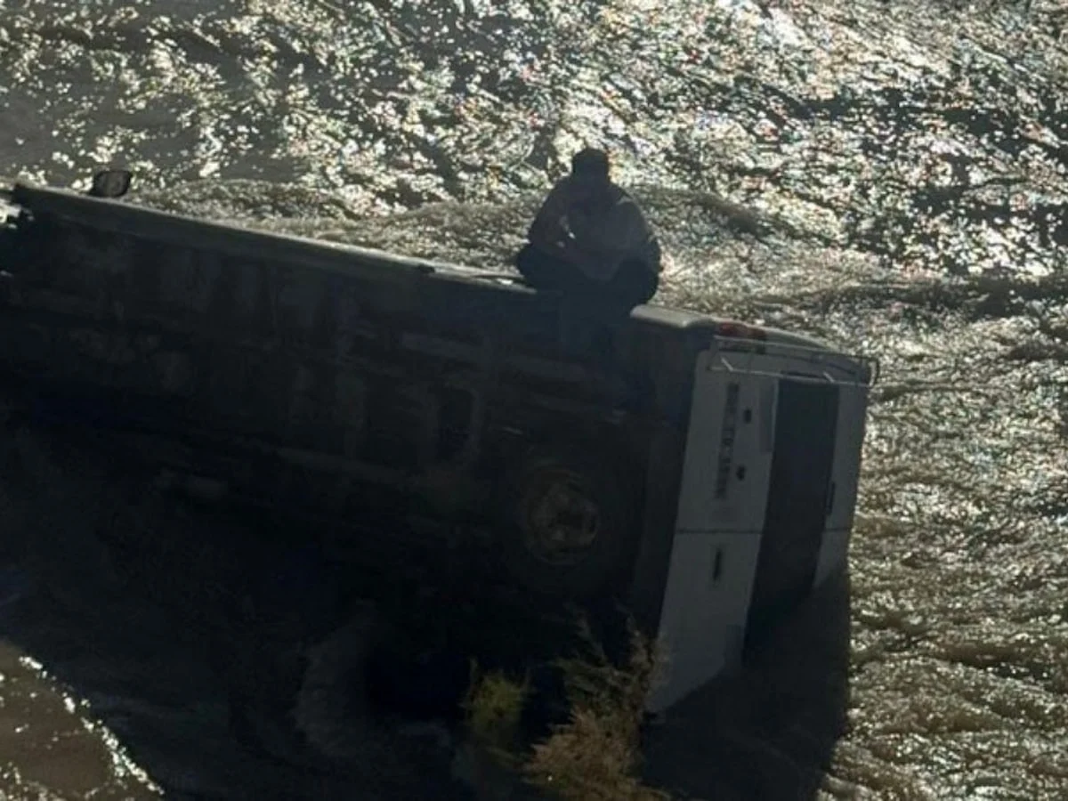 Hakkari'de minibüsüyle Zap Suyu'na uçan sürücü, geceyi aracının üzerinde geçirdi