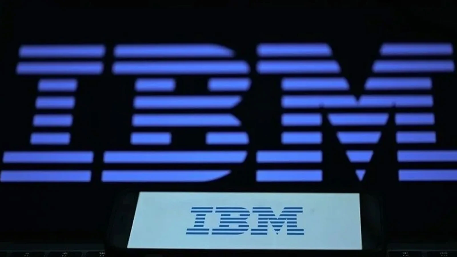 IBM hisseleri yüzde 25 düştü!
