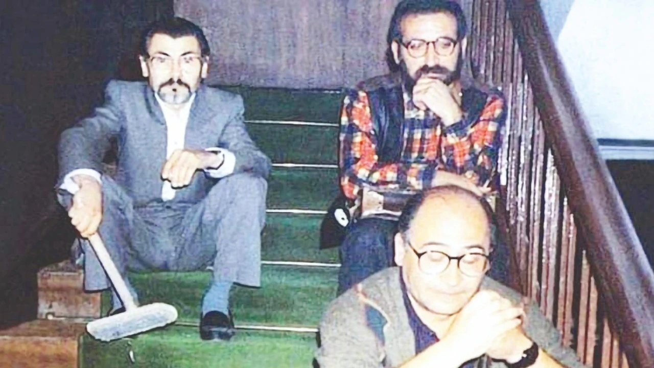 3 şair merdivenlerden 33 yıldır bize bakıyor