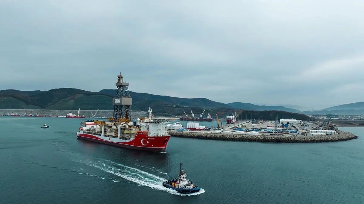 Karadeniz'de tarihi gün! Türkiye'nin dev platformu sahaya iniyor