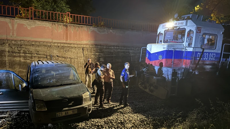 Hemzemin geçitte yük treni kazası: Hafif ticari araca çarptı