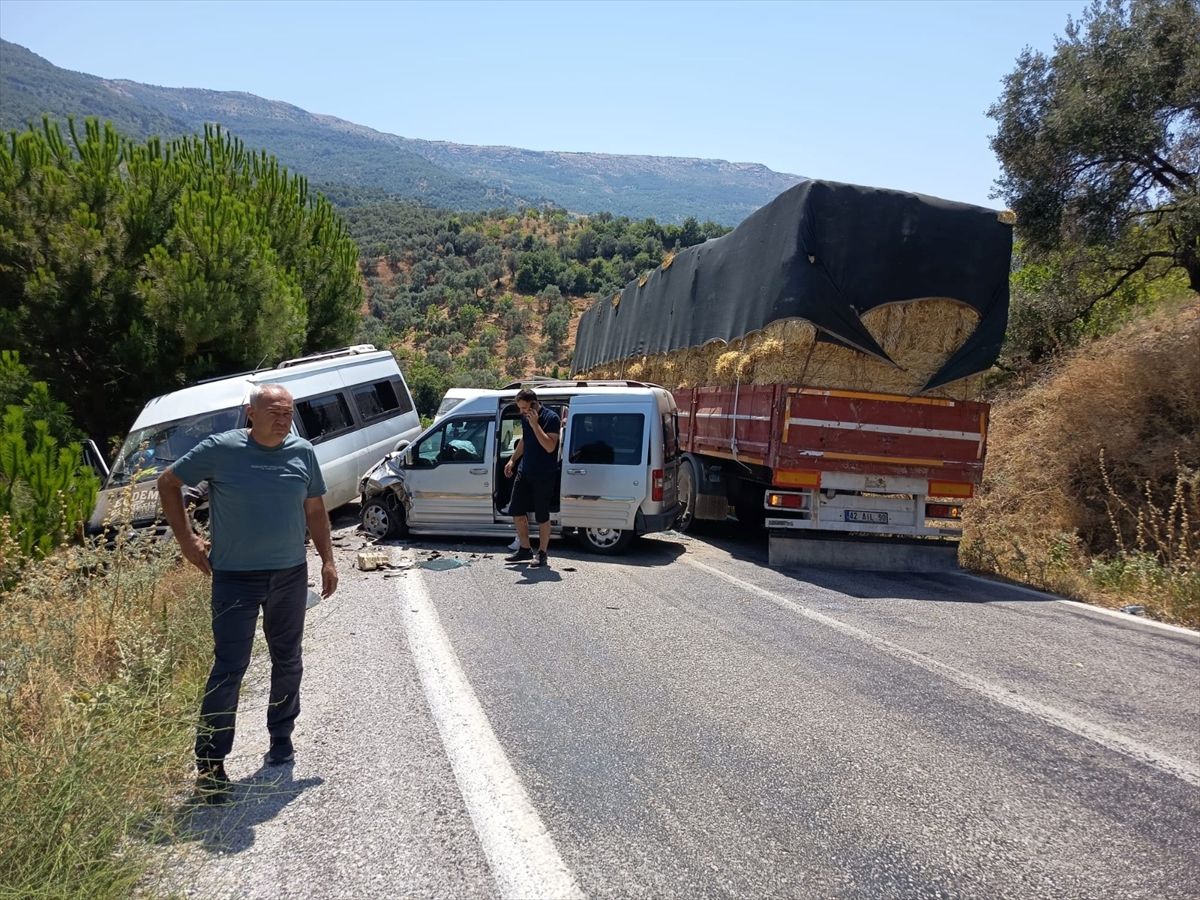 İzmir'de minibüs ile hafif ticari aracın çarpıştığı kazada 12 kişi yaralandı