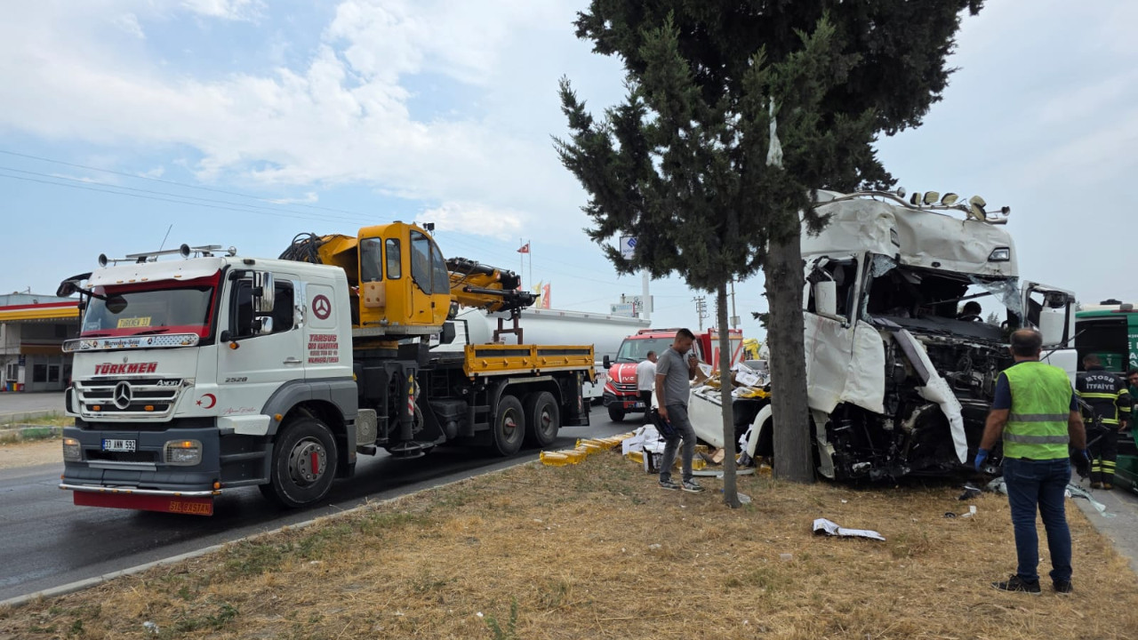 Mersin'de iki tır çarpıştı: 2 ölü, 1 yaralı var