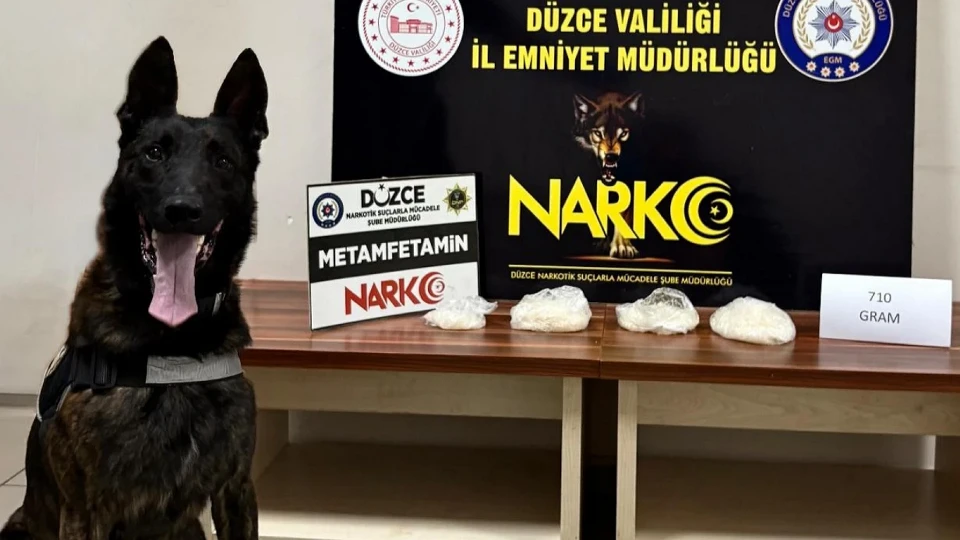 İstanbul'dan yola çıkan taksi Düzce'de kapana kısıldı: Motor kapağını açan polisler şoke oldu!