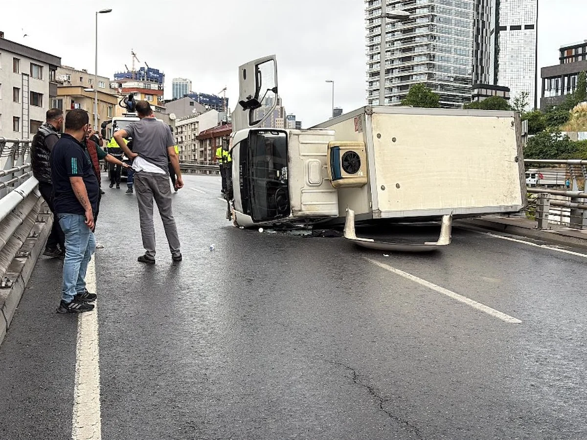 İstanbul'da kamyonet devrildi: Yol trafiğe kapandı