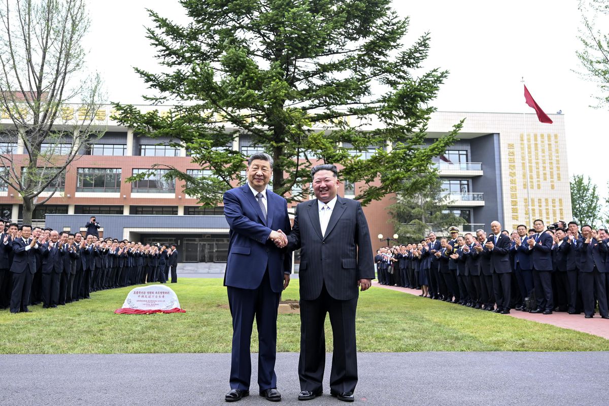 Albüm: Xi ve Kim, Kore İşçi Partisi Merkezi Kadro Eğitim Okulu'nu Ziyaret Etti