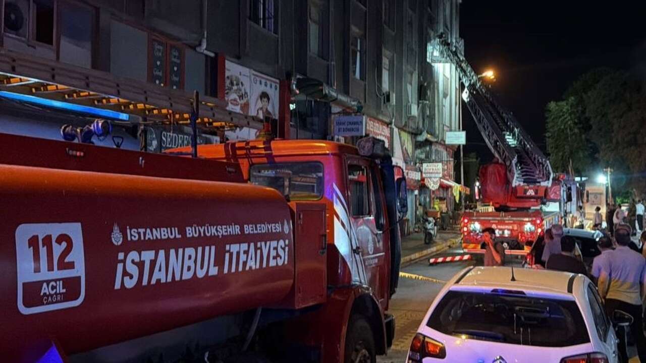 Küçükçekmece'de korkutan yangın: Restoran bacası iş merkezini yaktı