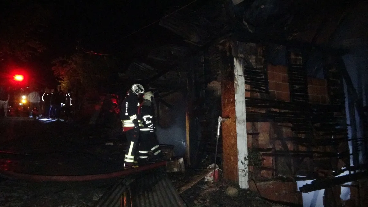 Kastamonu'da korkutan yangın! Ahşap ev alevlere teslim oldu